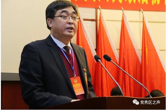 受政协竞秀区第二届委员会常务委员会委托,区委副书记、政协主席胡占房向大会作工作报告